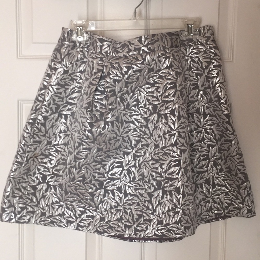 Silver polyester skirt with pockets.